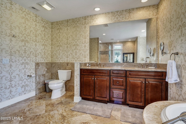 full bath with visible vents, toilet, a sink, a tile shower, and wallpapered walls