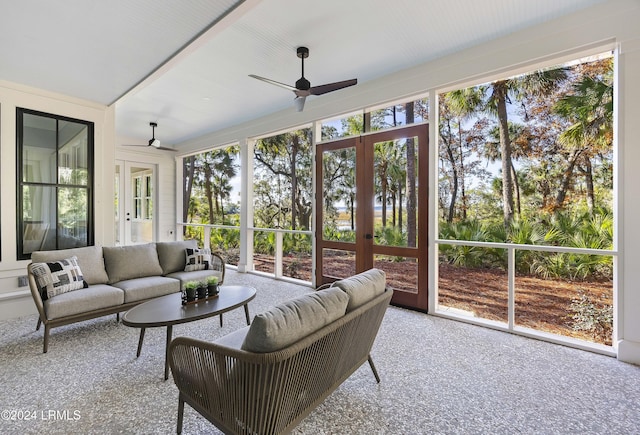 sunroom with ceiling fan