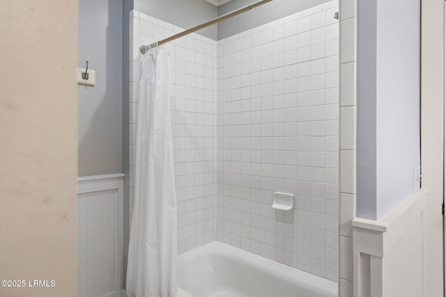 bathroom with shower / tub combo