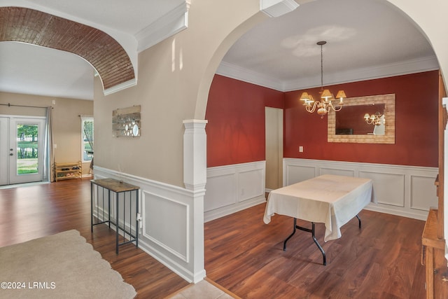 dining room featuring crown molding, dark hardwood / wood-style floors, and a chandelier