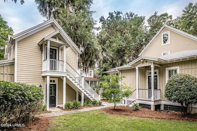 view of front of home featuring a front lawn