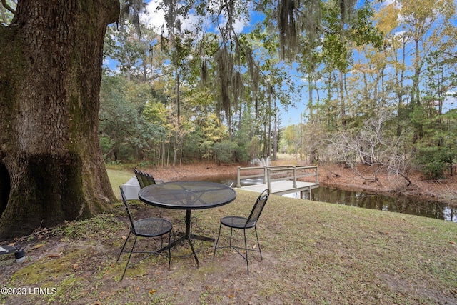 view of yard featuring a water view