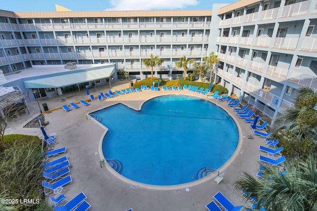 view of swimming pool