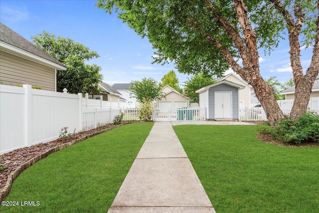 view of yard featuring a storage shed