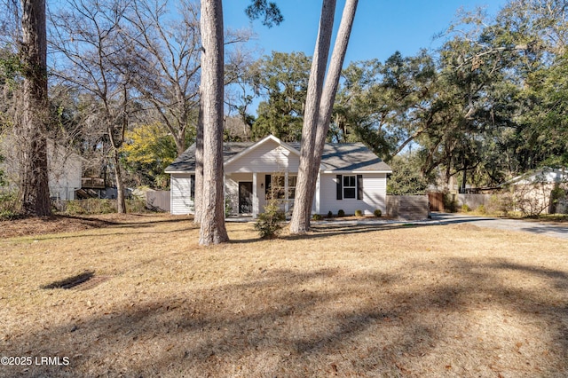 view of front of property featuring a front lawn