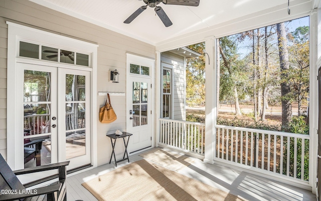 sunroom with ceiling fan