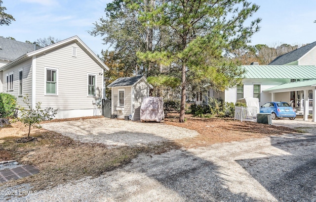 view of yard with a storage shed