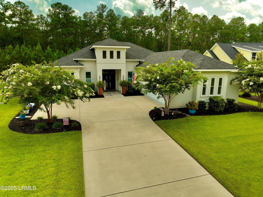 view of front of house featuring a front lawn