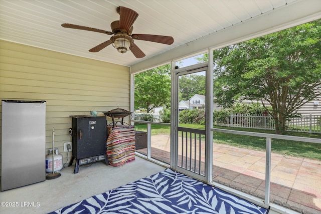 sunroom / solarium with a ceiling fan