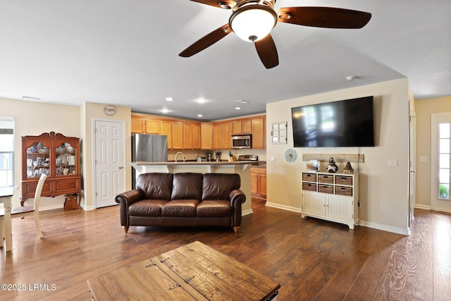 living room featuring recessed lighting, ceiling fan, dark wood-style floors, and baseboards