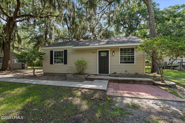 1807 Battery Park Dr, Port Royal, SC 29935 - view of front of home with a front lawn
