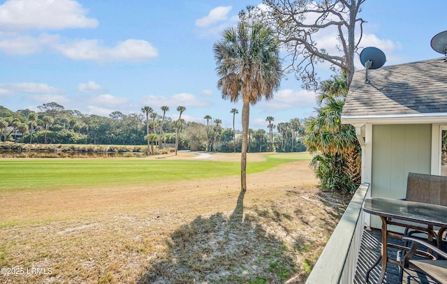 view of yard featuring view of golf course