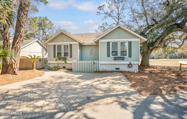 view of front facade with crawl space, a fenced front yard, a gate, and roof with shingles