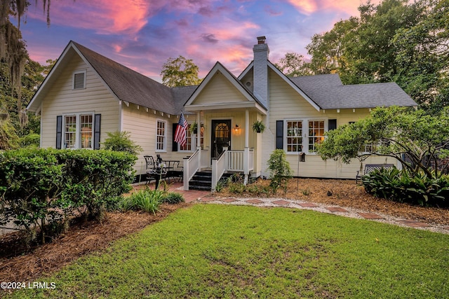 view of front of property featuring a lawn