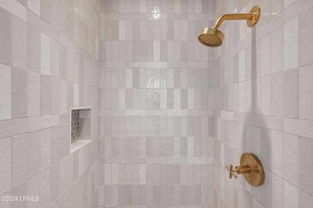 details featuring tiled shower