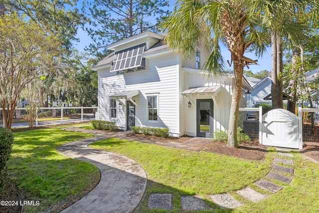 view of front facade featuring a front lawn