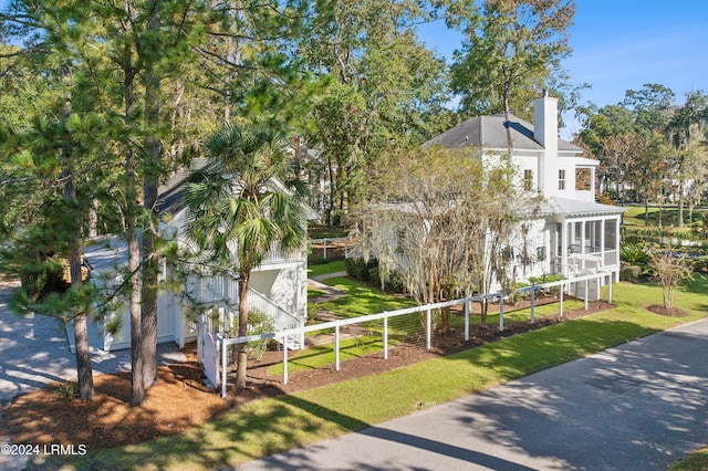 view of front of house featuring a front yard