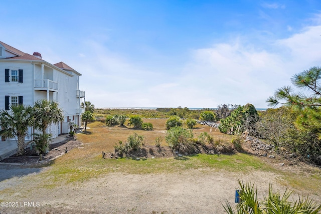 view of yard featuring a balcony