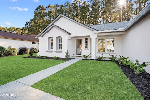 view of front of property featuring a front yard