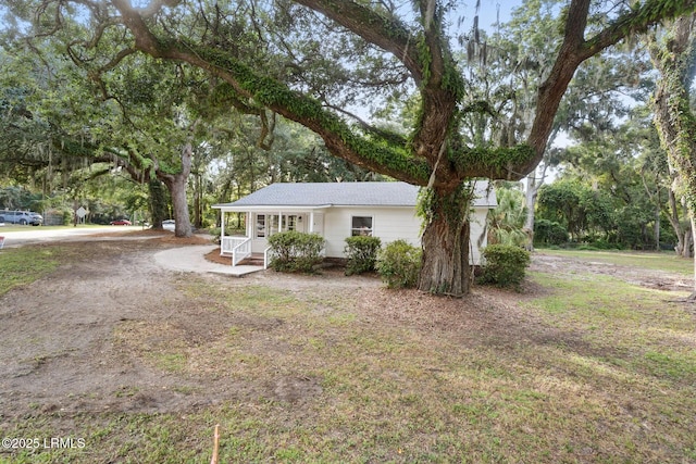 ranch-style home with a porch