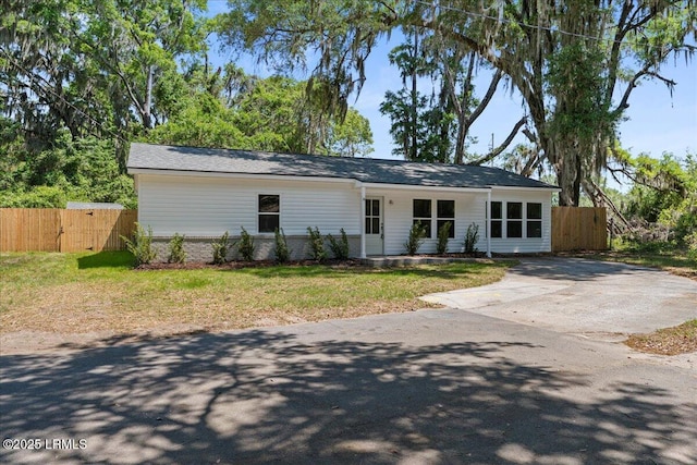 14 Twin Lakes Rd, Beaufort, SC 29902 - ranch-style home featuring driveway, a front yard, and fence