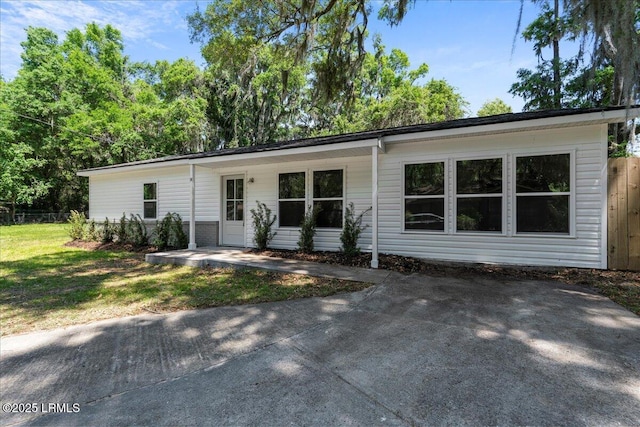 14 Twin Lakes Rd, Beaufort, SC 29902 - view of front of property with fence, a front lawn, and a patio