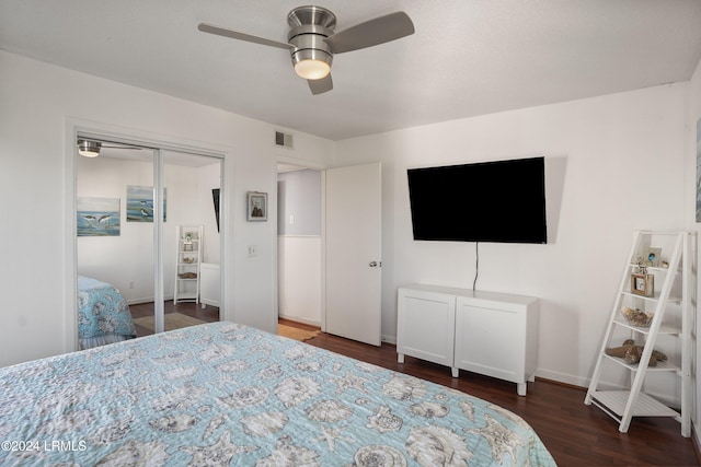 bedroom featuring dark wood-type flooring, ceiling fan, and a closet