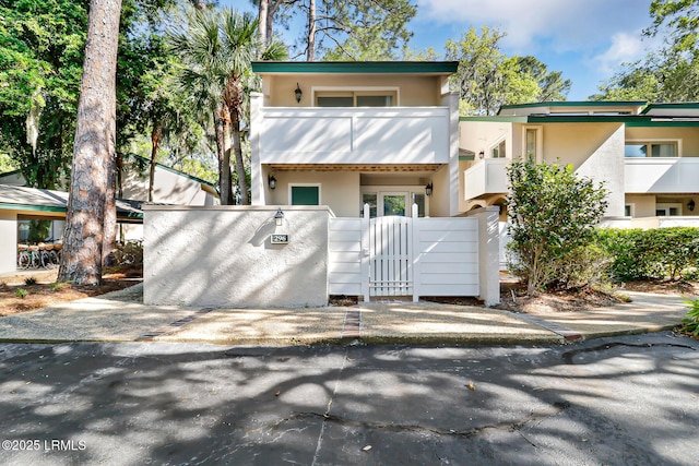 19 Stoney Creek Rd Unit 296, Hilton Head Island, SC 29928 - view of front facade featuring a gate, stucco siding, and a balcony