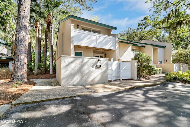19 Stoney Creek Rd Unit 296, Hilton Head Island, SC 29928 - townhome / multi-family property featuring stucco siding, a gate, and a balcony