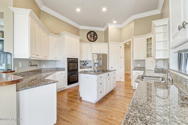 45 Manchester Ct, Bluffton, SC 29910 - kitchen with black appliances, a sink, ornamental molding, light wood-type flooring, and a kitchen island