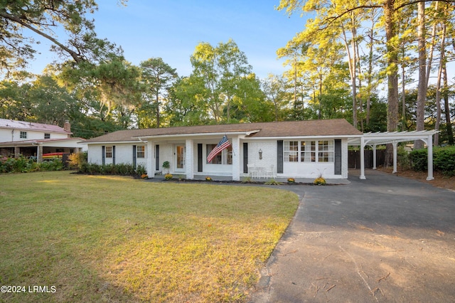 view of front of home with a carport and a front lawn