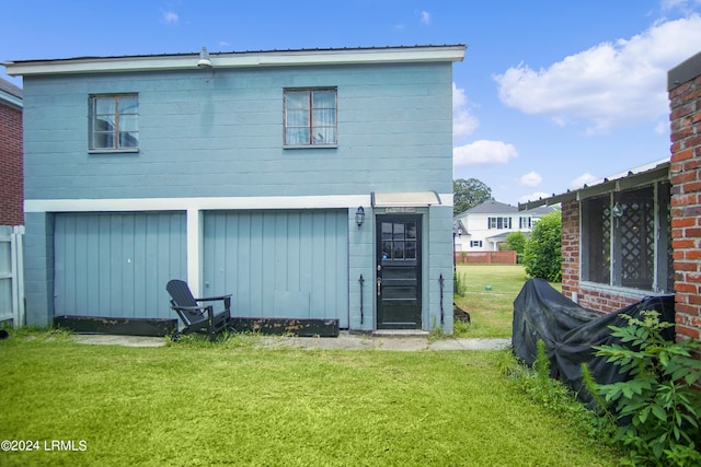 back of house featuring a yard