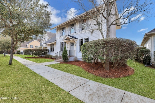 view of front of property featuring a front yard