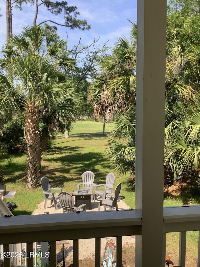 view of yard featuring a fire pit