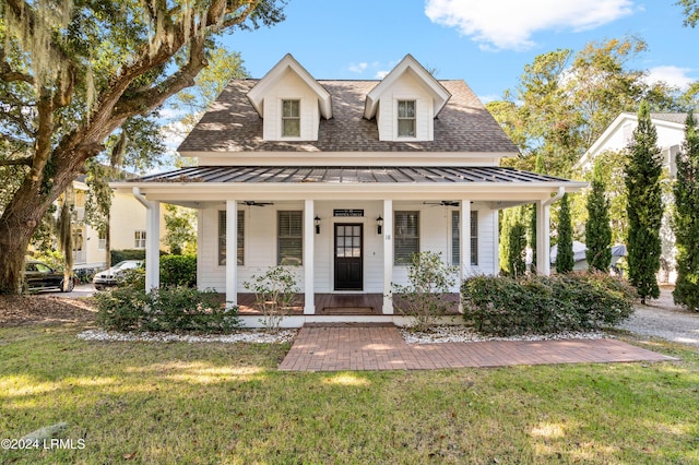 country-style home featuring a porch and a front lawn