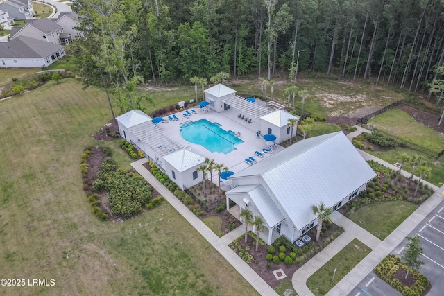 bird's eye view featuring a wooded view
