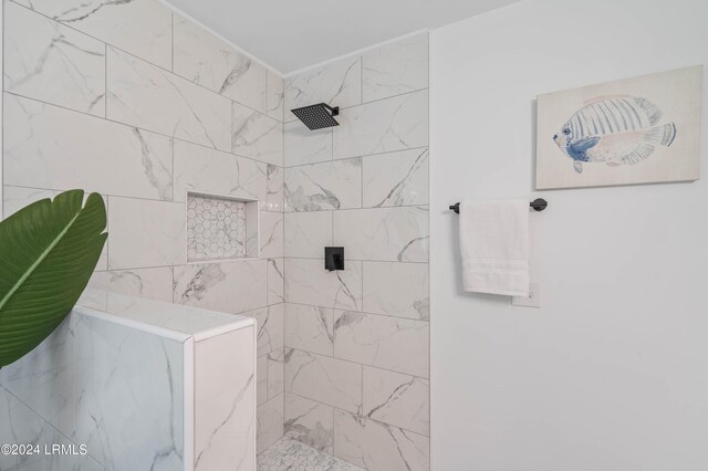 bathroom featuring tiled shower