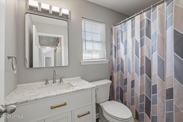 full bath featuring vanity, toilet, and a shower with curtain