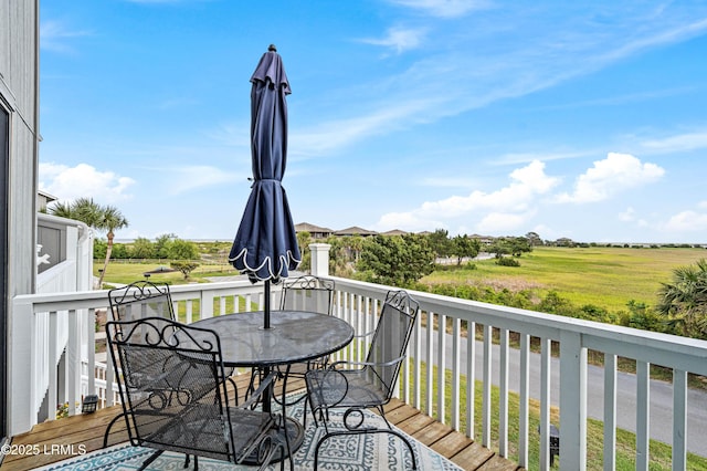 balcony with outdoor dining space
