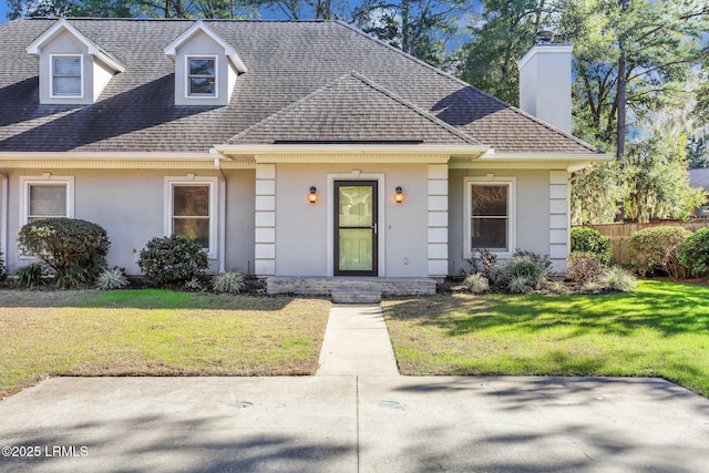 view of front of property featuring a front yard