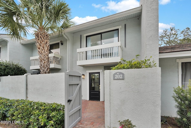 view of front of property featuring a fenced front yard, a gate, and stucco siding