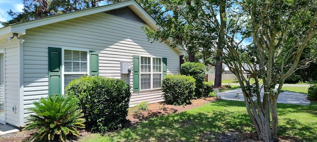 15 Grackle Ln, Beaufort, SC 29906 - view of side of property with a lawn