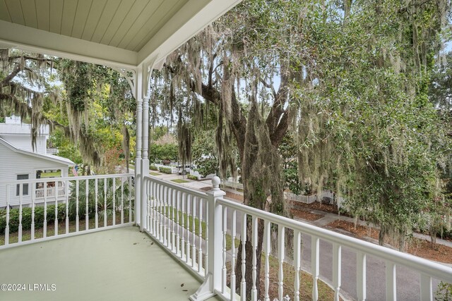 balcony featuring covered porch