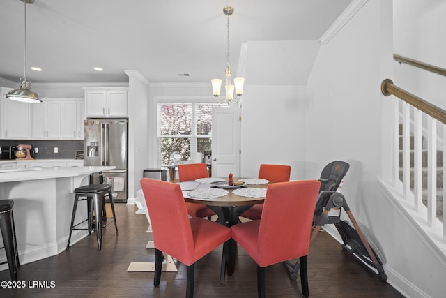 dining area featuring dark wood-style floors, a notable chandelier, recessed lighting, ornamental molding, and baseboards