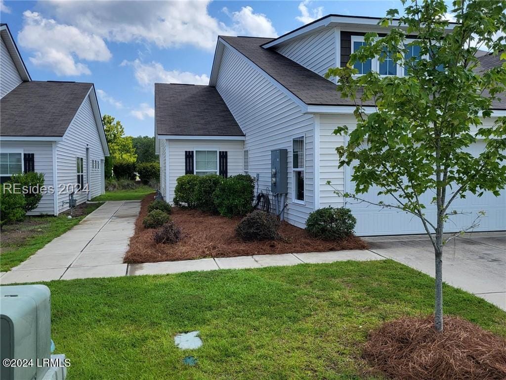 view of front of home featuring a front lawn