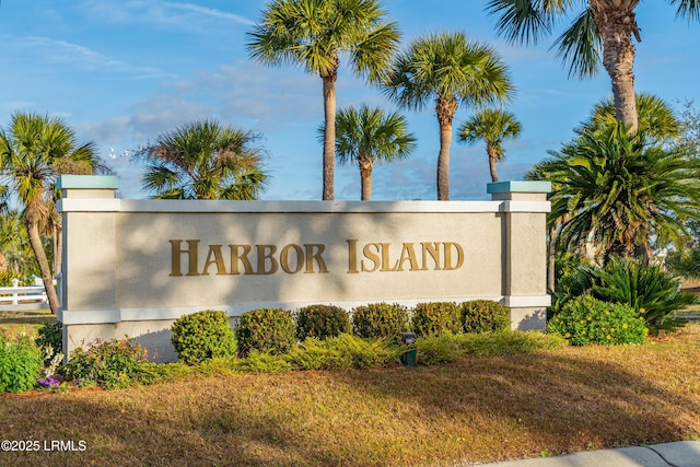 community sign with a lawn