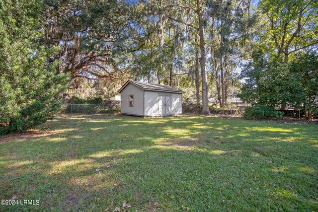 view of yard with a storage shed