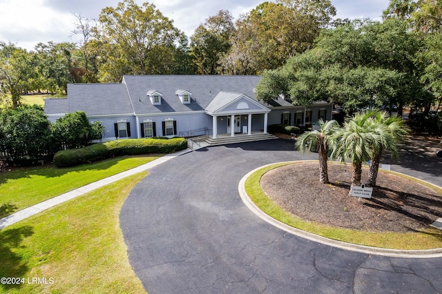 view of front of property with a front lawn