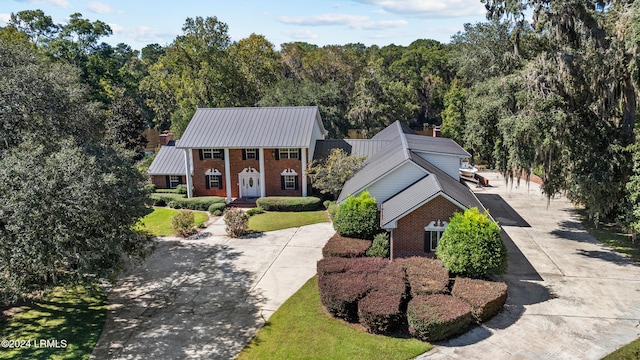 view of front of house with a front lawn