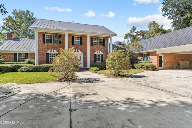 view of front of property featuring a front lawn